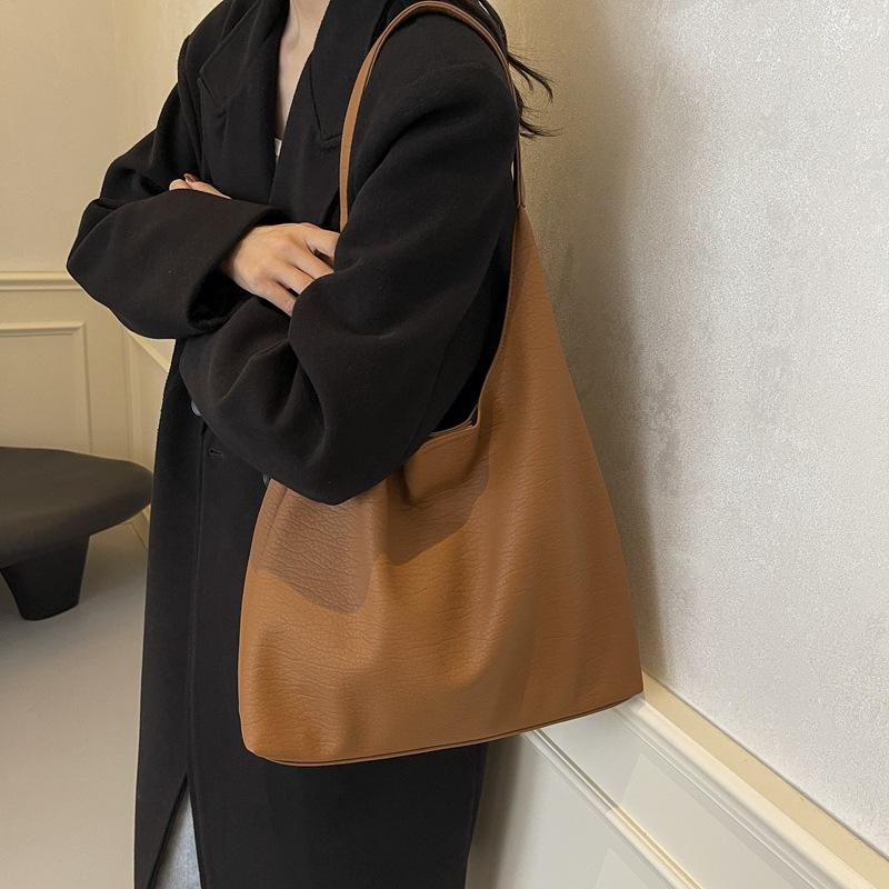 New large-capacity bag, women's retro commuter shoulder bag, casual fashion messenger bag, underarm tote bag.