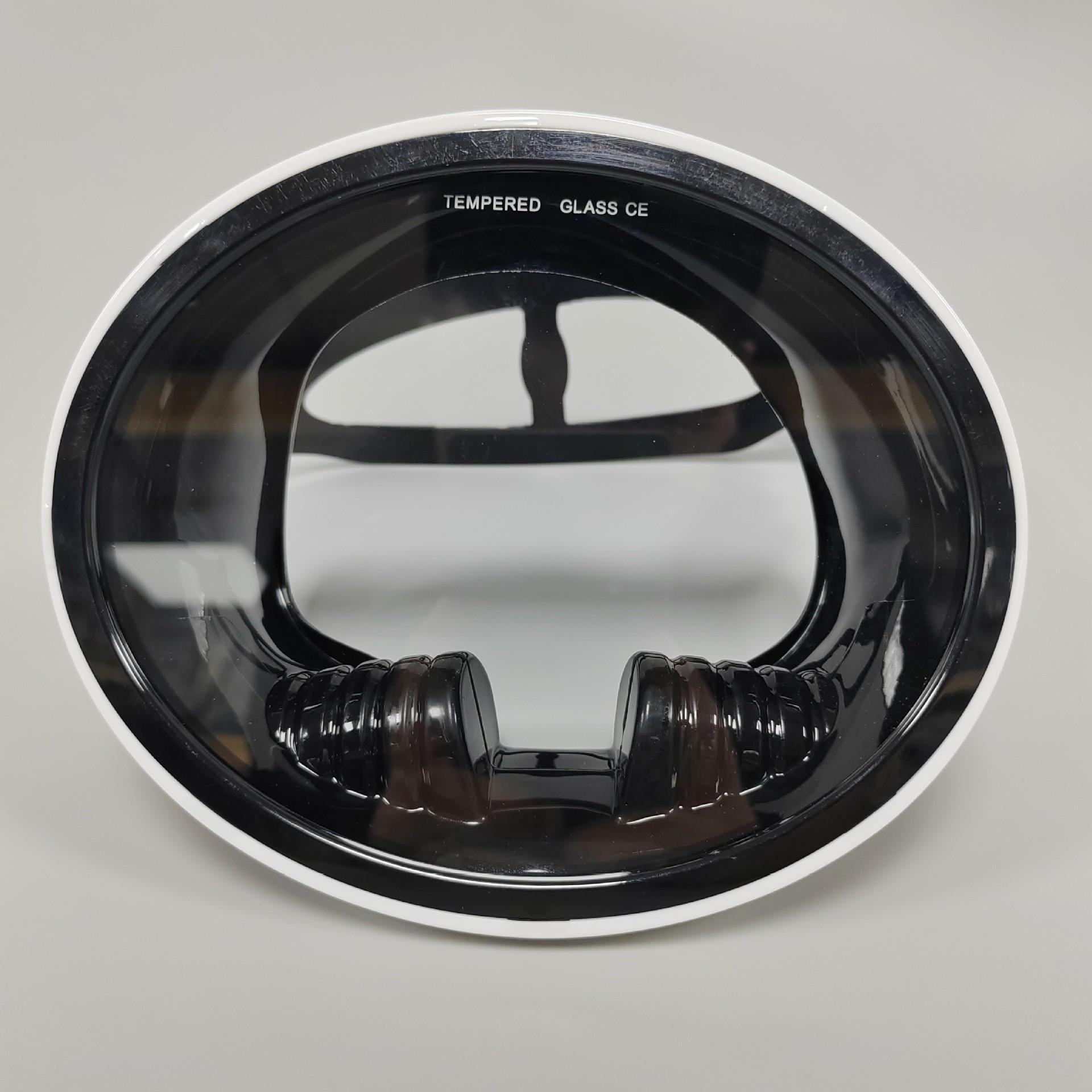 

Wide field diving goggles average size