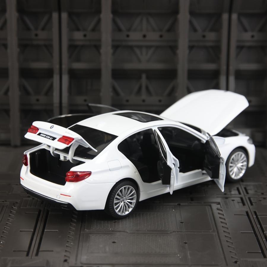 1:24 Simulate BMW 530Li alloy car model with doors, engine hood, and trunk that can open rich in details, finely crafted