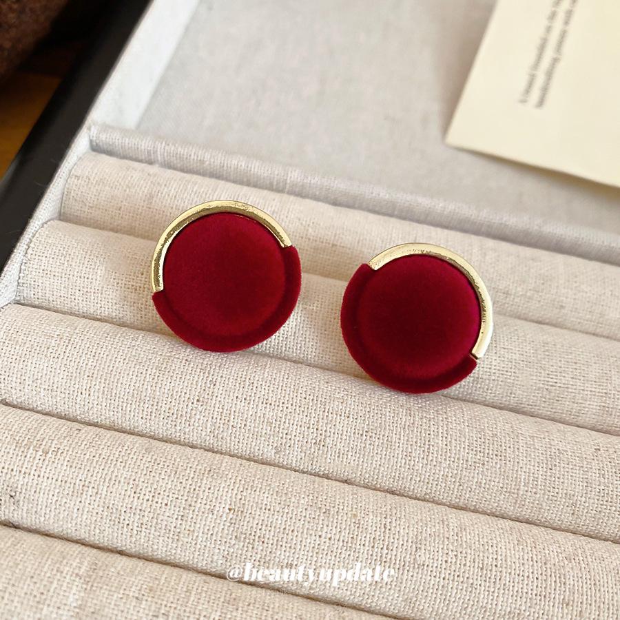 Silver Needle Autumn/Winter Retro Geometric Stud Earrings - High-End Hong Kong Style for Women