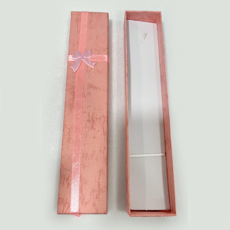 

Подарочная коробка для ожерелья с крышкой и основанием, перевязанная крест-накрест лентой и бантом - Ювелирная полукрышка