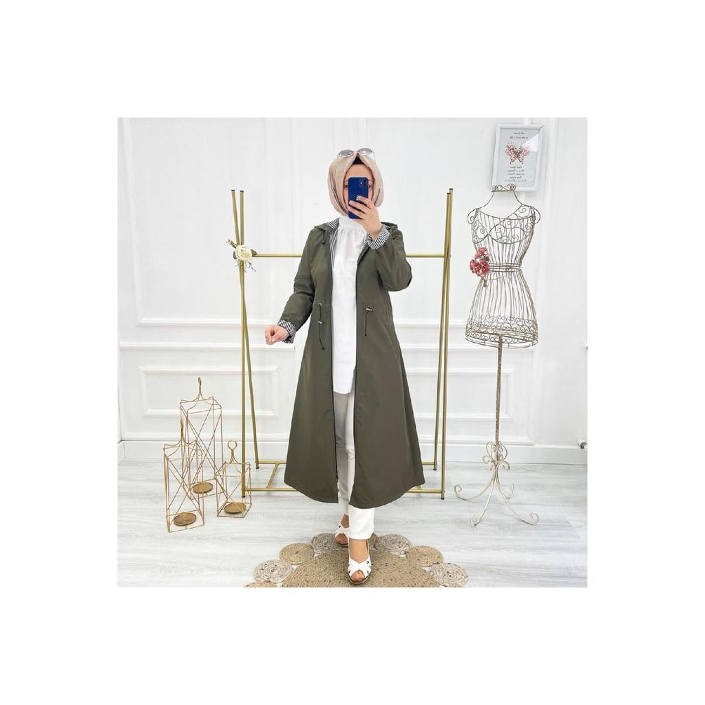 Czarny, wodoodporny damski trencz w paski