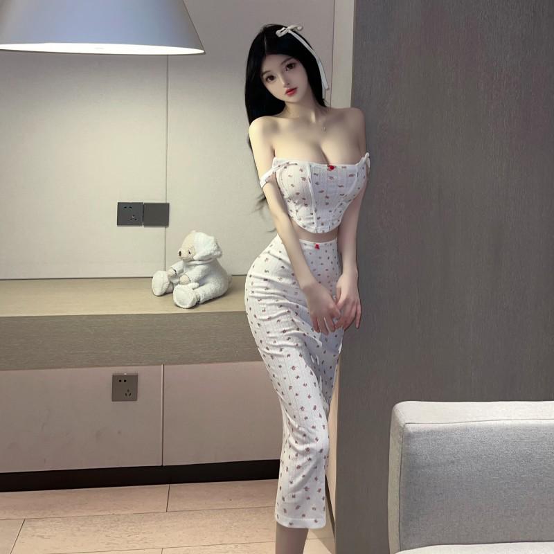 

Элегантный комплект из юбки миди с цветочным принтом и жилета — шикарный французский стиль для стройного, утонченного образа Medium