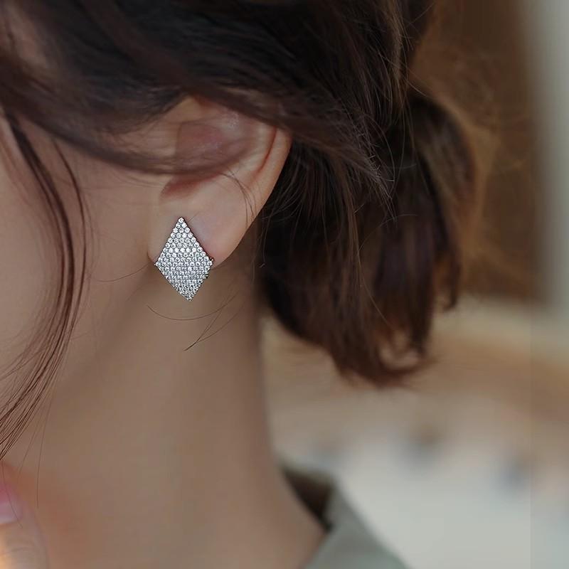 Diamond-studded earrings for women, geometric diamond design accessories, fashionable and personalized for everyday wear