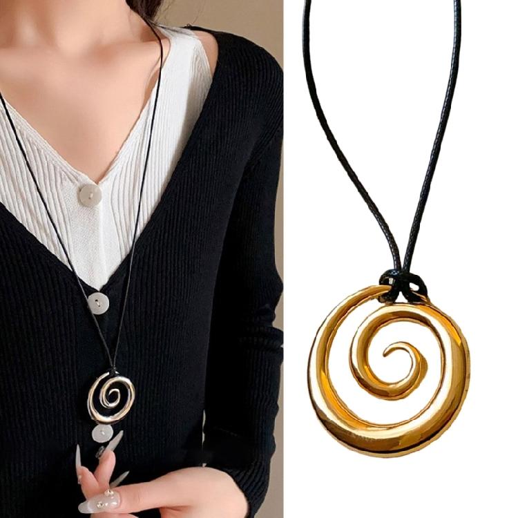 Simple and Elegant Metal Pendant Necklace Youthful Adult Jewelry Autumn Winter Jewelry for Casual and Formal Occasions
