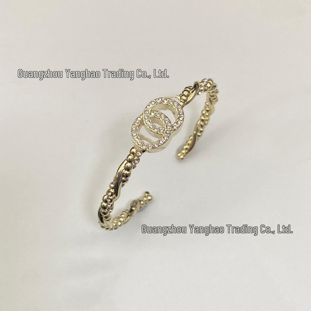 Женский плетеный браслет-манжета Seiko со стразами