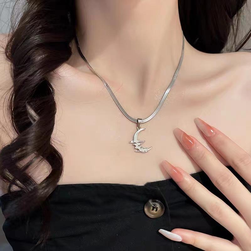 Moon collarbone chain Personality niche design Cold wind Versatile temperament Advanced sense Simple necklace Accessories collarbone chain