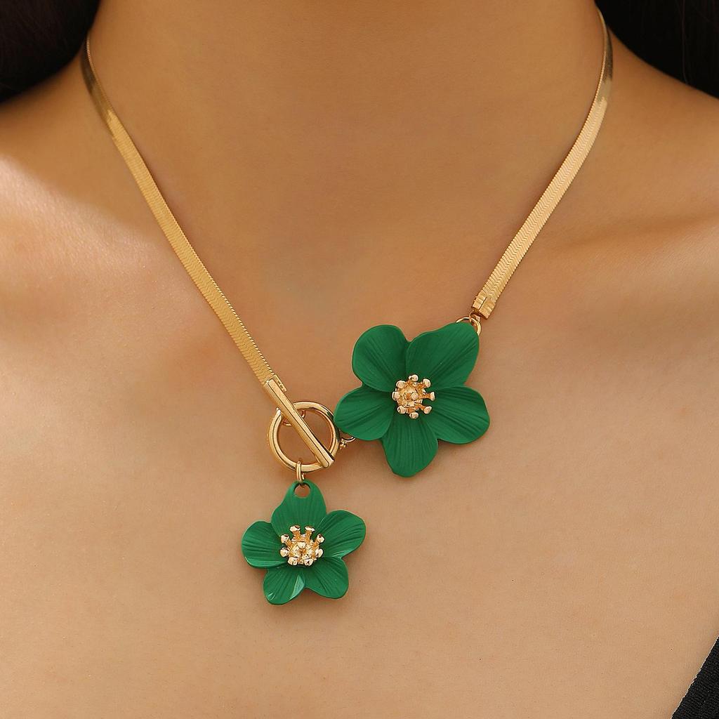 Elegant Alloy Flower Pendant Necklace and Earrings Set for Women - Fashionable, High-End, and Versatile.