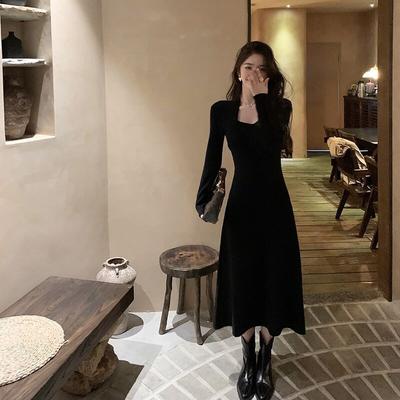 Robe en tricot à col carré douce pour les nouveaux modèles automne et hiver pour femmes, taille fine et tempérament, petite robe noire tendance