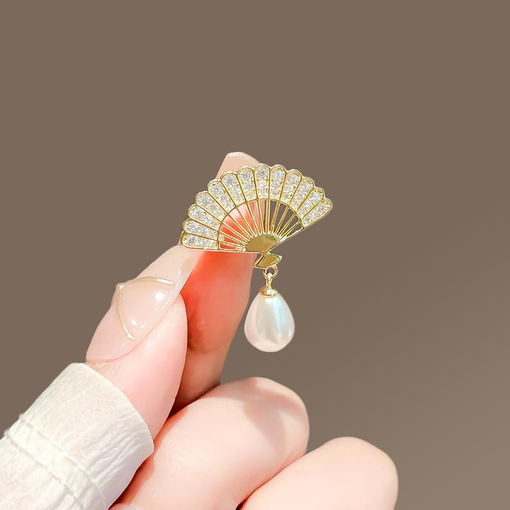 Water Diamond Fan Pearl Brooch Women's High-end Niche Pin Anti-glare Buckle Collar