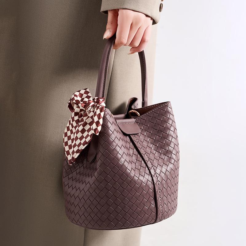 

Trend versatile 2025 women s woven bucket bag autumn new portable messenger bag versatile large-capacity shoulder bag фиолетовый