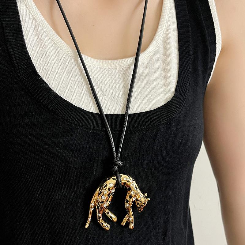 Elegant European & American Leopard Necklace - Luxurious Drip Oil Sweater Chain for Women, Versatile High-End Accessory