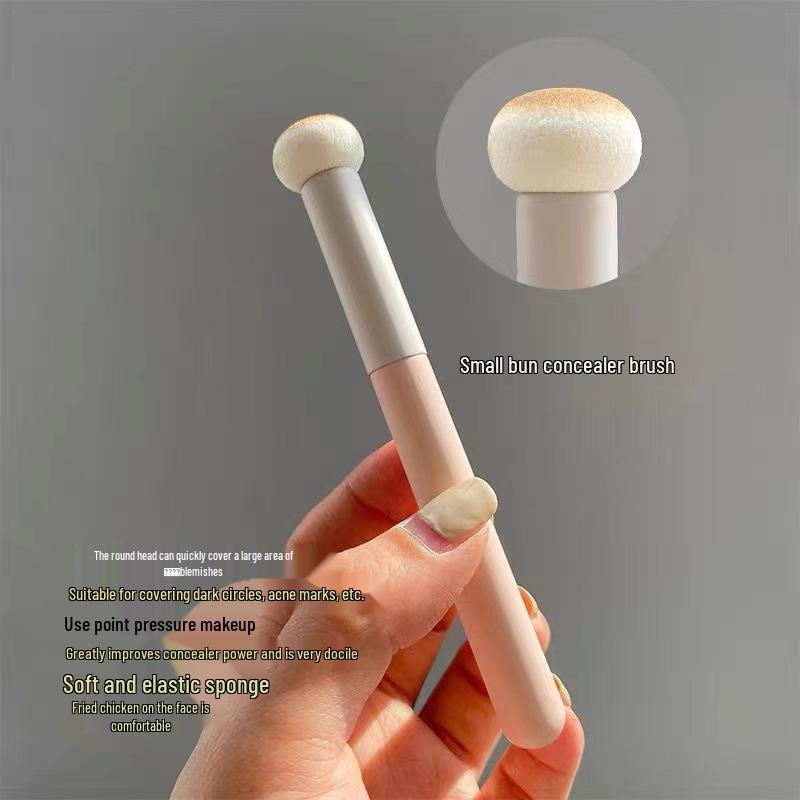 

Кисть-спонж для консилера в форме грибка, двойного назначения для темных кругов и следов от акне, для безупречного нанесения сухим и влажным способом.