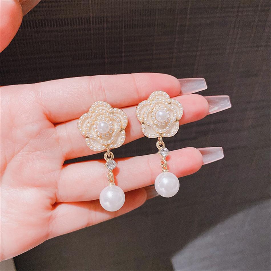 

Camellia Roses Black White Color Imitation Pearl Geometric Drop Earring for Women Fashion Personality Brincos Wedding Jewelry білий
