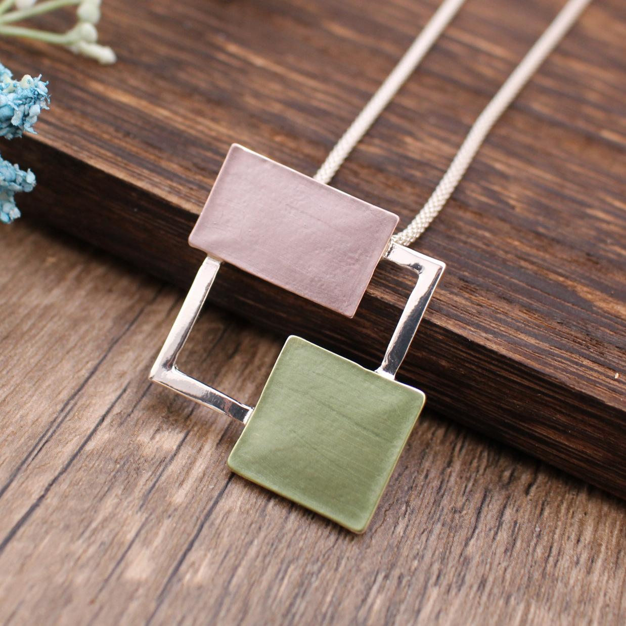 

Новая геометрическая квадратная полая подвеска с цветным покрытием, простое и высококлассное женское универсальное квадратное ожерелье