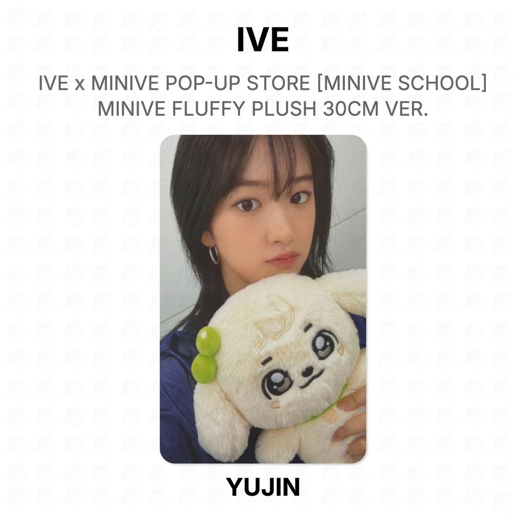 IVE TIENDA POP-UP X MINIVE [MINIVE SCHOOL] PELUCHE SUAVE MINIVE VER 30CM. Tarjeta fotográfica oficial