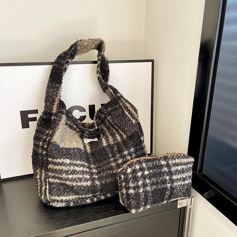 Lamb Wool Plush Bag Women's Large-capacity New Autumn and Winter Versatile Shoulder Bag Alphabet Commuter Tote Bag