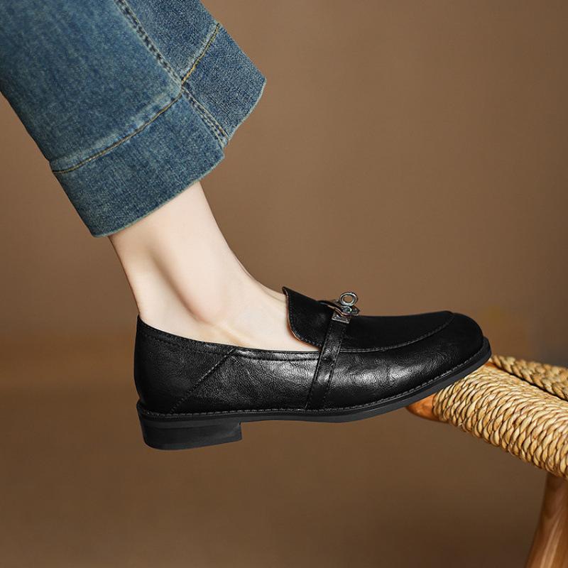 Wear new casual single shoes in all seasons, shallow-mouth rubber soft-soled leather shoes, cover feet, one pedal, lazy shoes, round head large siz