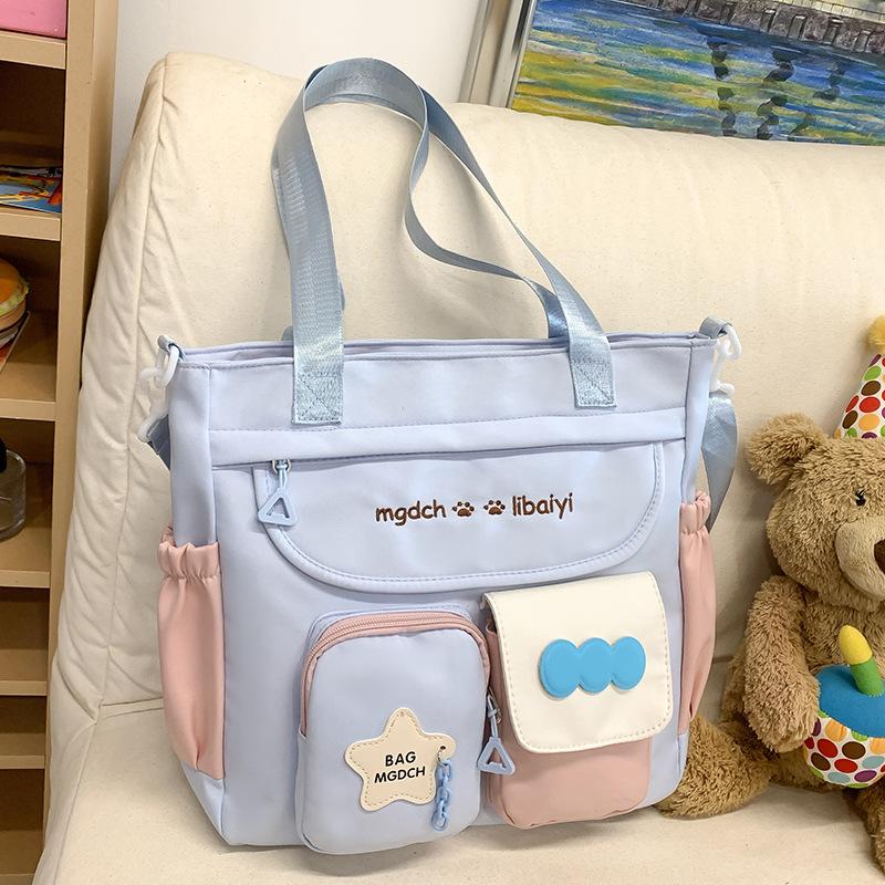 

Сумка-підручник можна носити або її носять учні початкової школи, які носять сумку для книг. Сумка-підручник. Палітра кольорів сумки-підручника