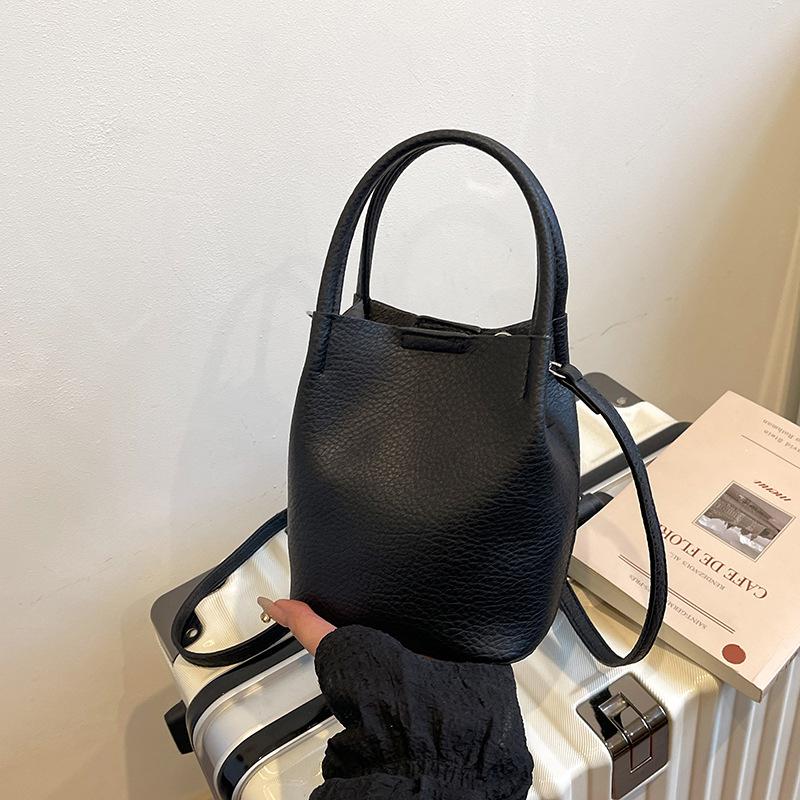 

Сумка-ведро 2025 новая женская летняя простая и универсальная текстурная модная портативная на плечо сумка-мессенджер чёрный