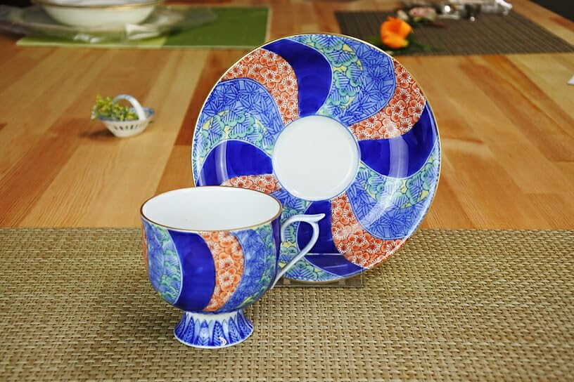 Bol à café Fukagawa Seiji Arita Ware teinté Nishiki Sho Chiku Bai, tasse élégante, soucoupe, tasse moderne légèrement petite, bol à café et à thé, mandat impérial