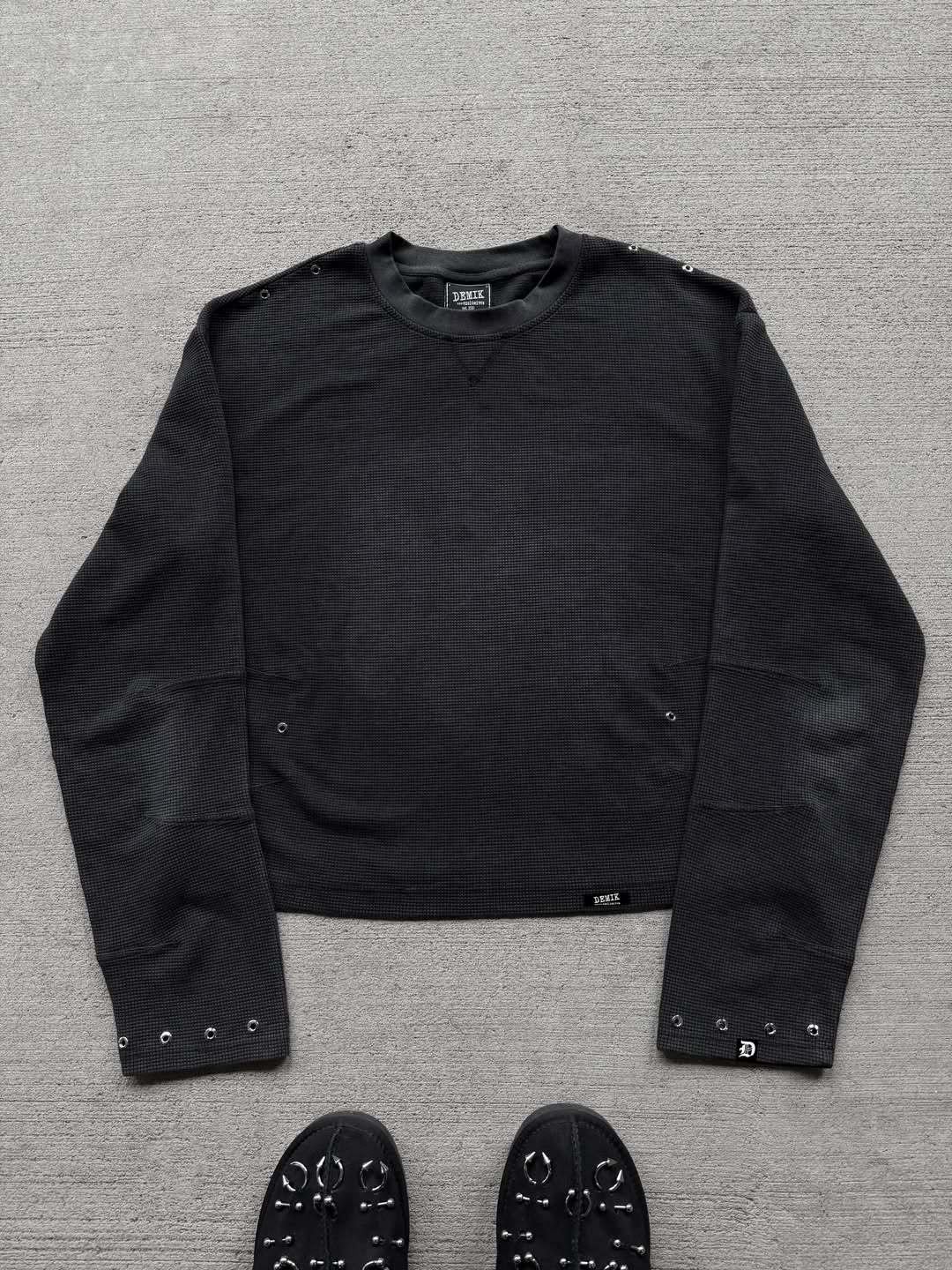 Европейско-американская ретро повседневная футболка с длинным рукавом и заклепками Medium