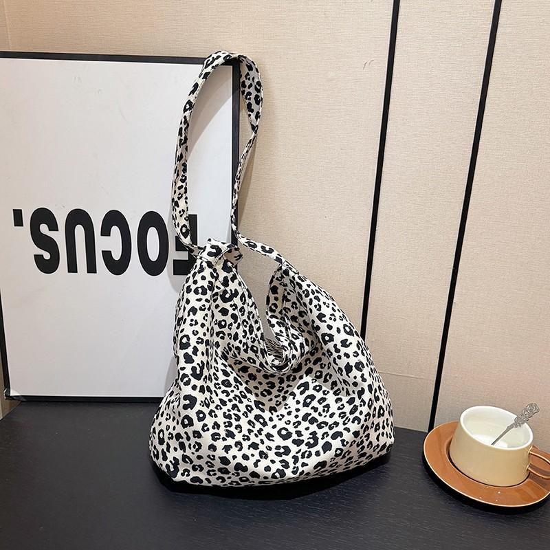 Tote bag, large-capacity women's commuting, high-end leopard print bag, oblique backpack, Japanese and Korean style hot-selling models