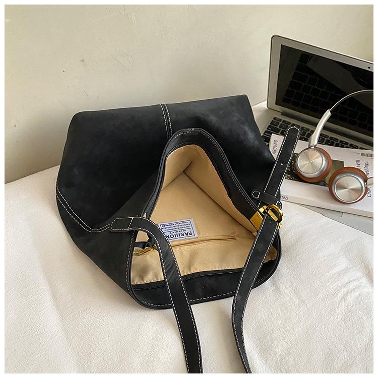 Large Capacity Bag Women's 2025 Autumn New Retro Broadband Shoulder Messenger Bag Fashionable Texture Commuter Bucket Bag