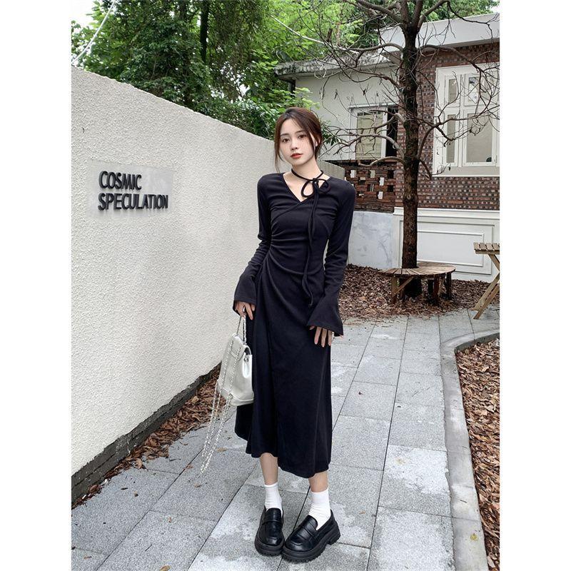 French Sexy Hot Girl V-neck Long-sleeve Dress for Women, New Winter Slimming Inner Layer, A-line Long Skirt