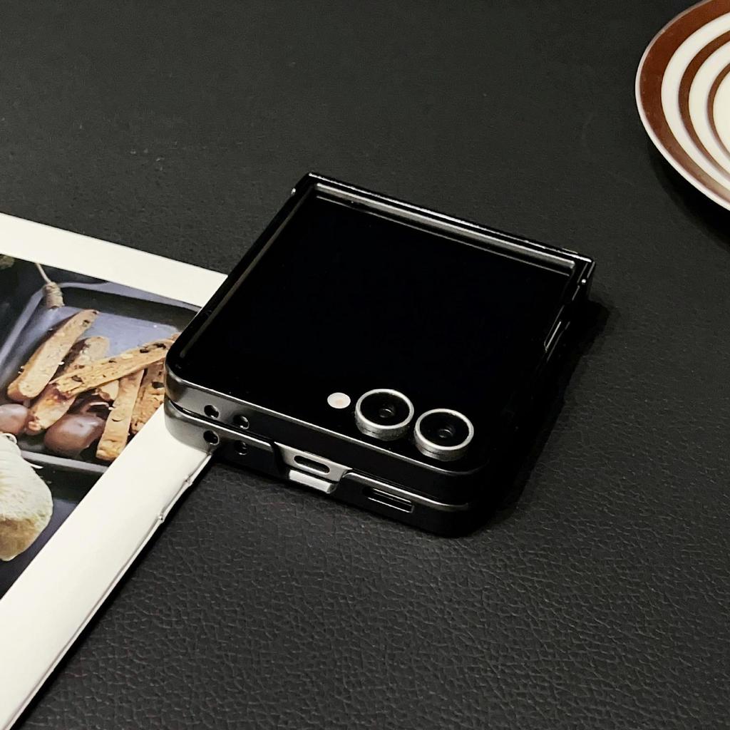 Samsung Z Flip7 Retro Crazy Horse Leather Magnetic Phone Case, Compatible with Flip6/5, Three-Section, Folding Drop-Proof Protective Cover.