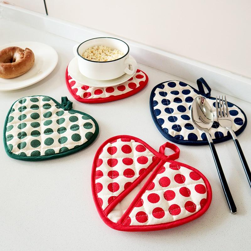 1Pc Classic Polka Dot Heart-shaped Insulation Pad Double Layer Cotton Thickened Anti Scalding Oven Gloves Kitchen Baking Tool