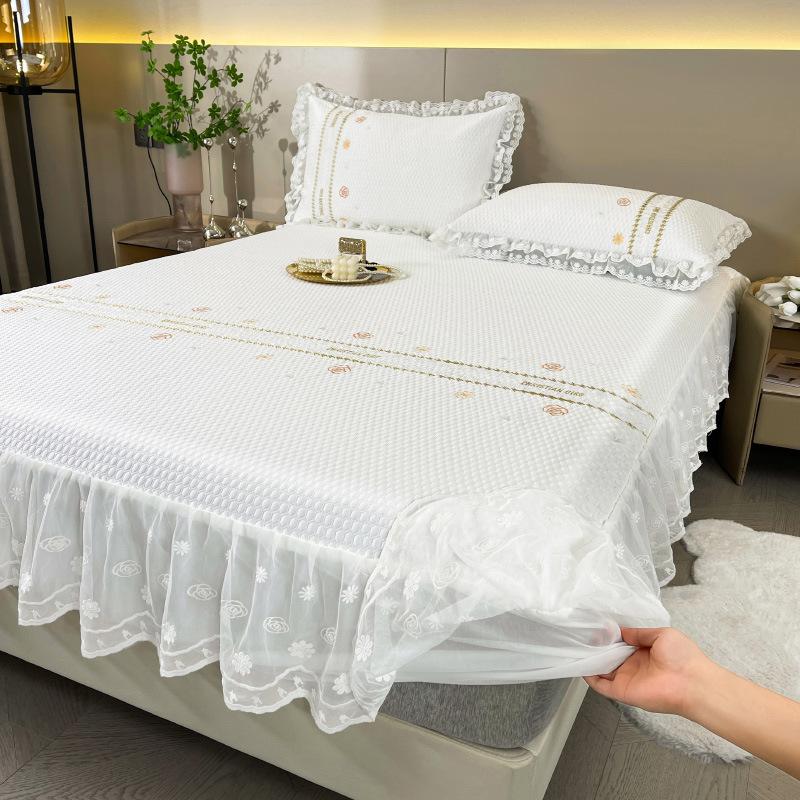 

Класс прохлады, летний коврик из ледяного шелка, юбка-кровать, трехсекционный стиль принцессы Ins, кондиционер, мягкий коврик, кружево, простыня на подкладке, постельное белье 0.9*2.0m 3pcs