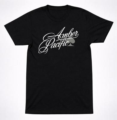 Maglietta con Logo Script Pacifico Ambra Simbolo Carta Picche Grafica a Banda Maglietta Nera