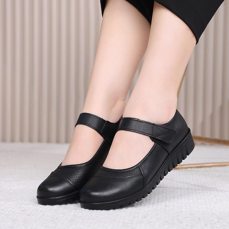 First layer cowhide mother shoes soft leather middle-aged and elderly Velcro flat-soled women's shoes leather comfortable elderly leather shoes