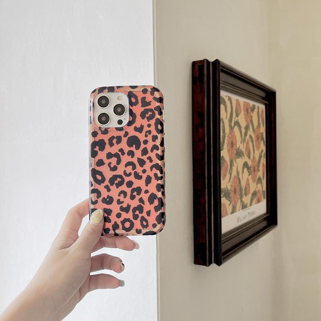 Retro Leopard Print iPhone 17 Pro Max & 16 Two-in-One Case - Full Coverage Protection for Autumn and Winter.