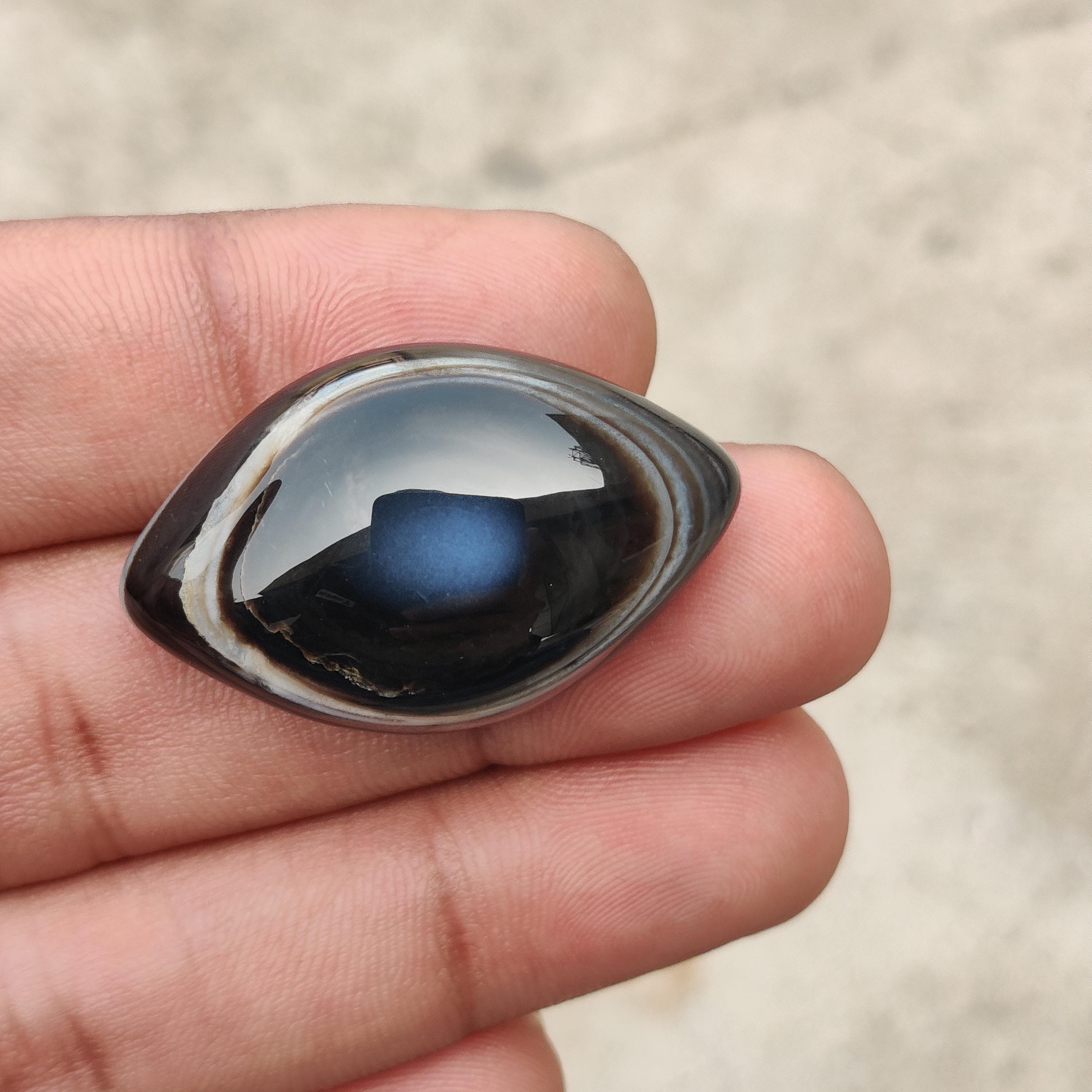 

Чорний смугастий агат Око, дорогоцінний камінь, 66,20 карата, розмір 36x22x12 мм. 66.20 Carat, 36x22x12 MM