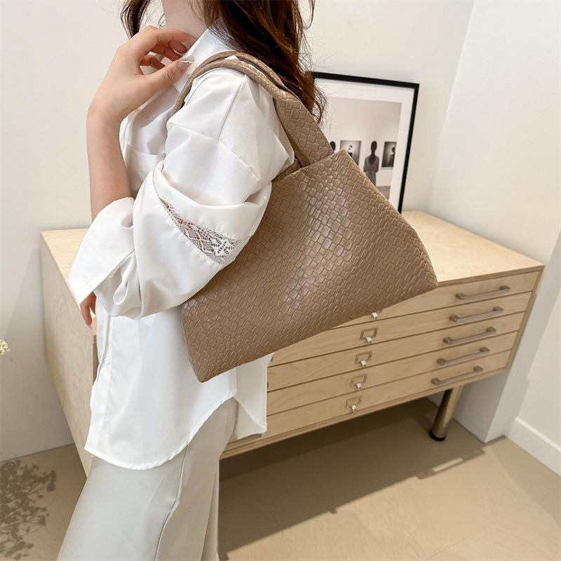 New Fashionable Personalized Messenger Bag Large-capacity Bag Women's Summer Beautiful Retro Texture Portable Bucket Bag