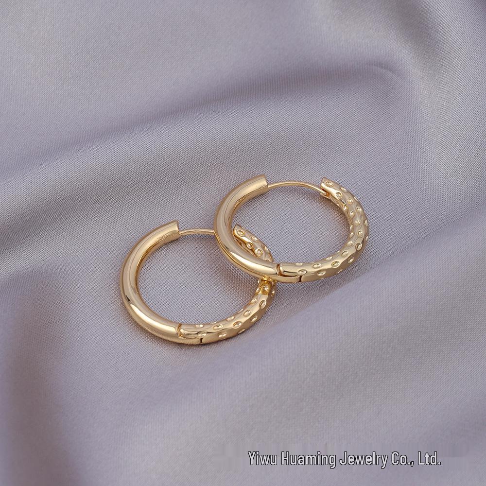 Stylish Gold Circle Ear Cuffs - Light Luxury Jewelry for Trendy Women