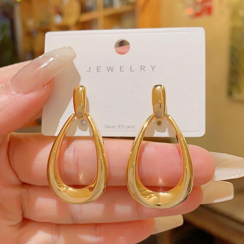 

Design advanced sense hollow water drop simple stud earrings temperament earrings light luxury earrings золотой