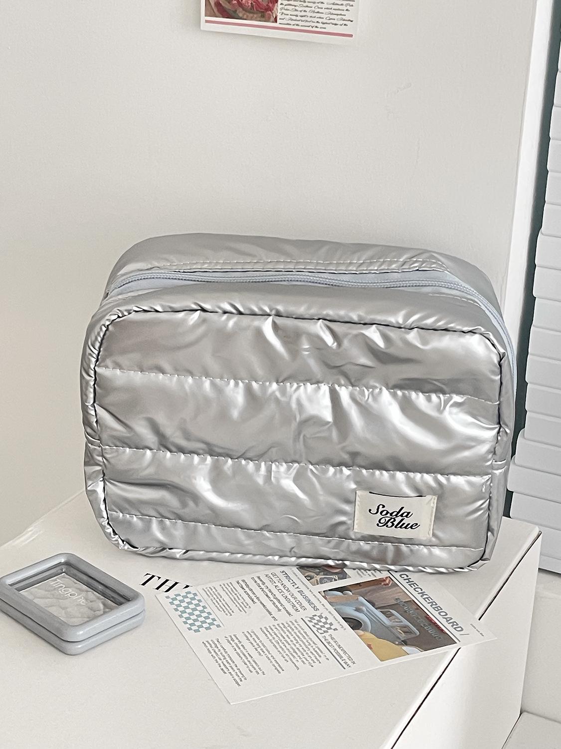 

Водонепроницаемая прямоугольная сумка с перламутровым блеском для ухода за кожей серебряный