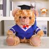 Plyšový medvídek absolvent 2025 s talárem, čepicí a střapcem, roztomilý hnědý absolvent