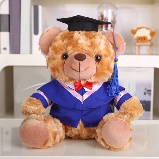 Plyšový medvídek absolvent 2025 s talárem, čepicí a střapcem, roztomilý hnědý absolvent