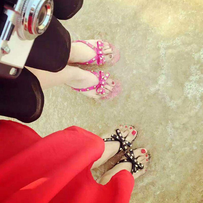 Summer Flat Rivet Jelly Flip Flop With Crystal Accents And Bowknot Detail For Women