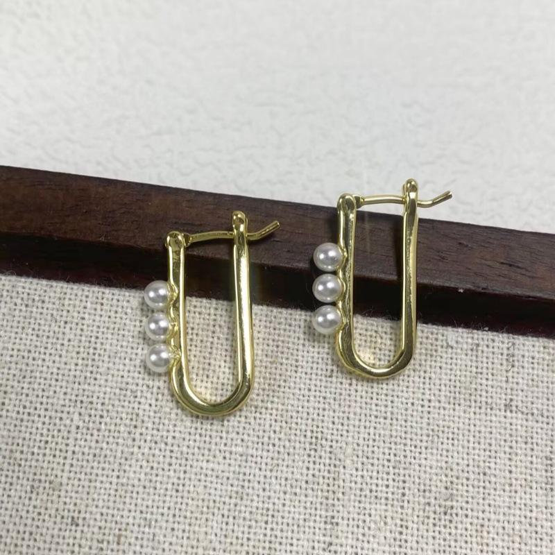 Elegant French U-Shaped Metal Pearl Earrings: Retro Cool Style