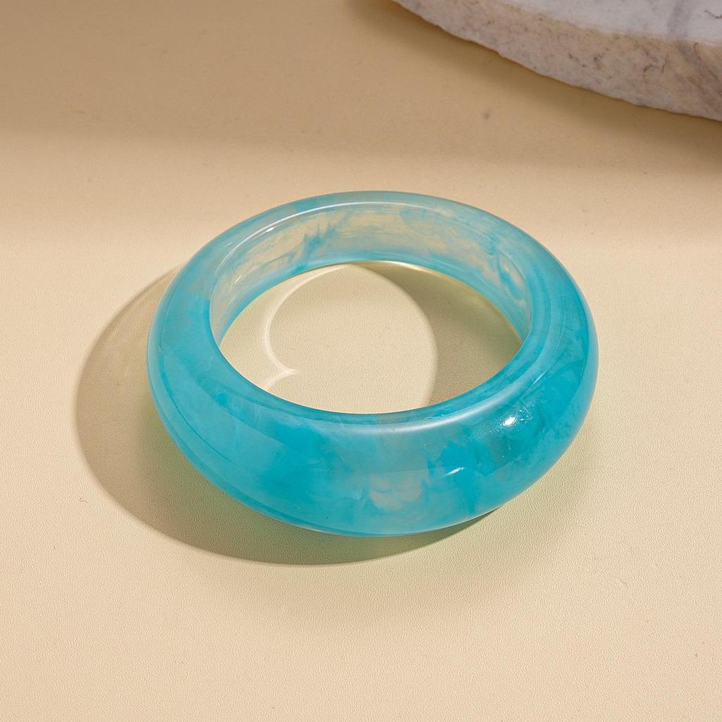 Unique Retro Resin Bracelet: Personalized Fashion Jewelry for Women