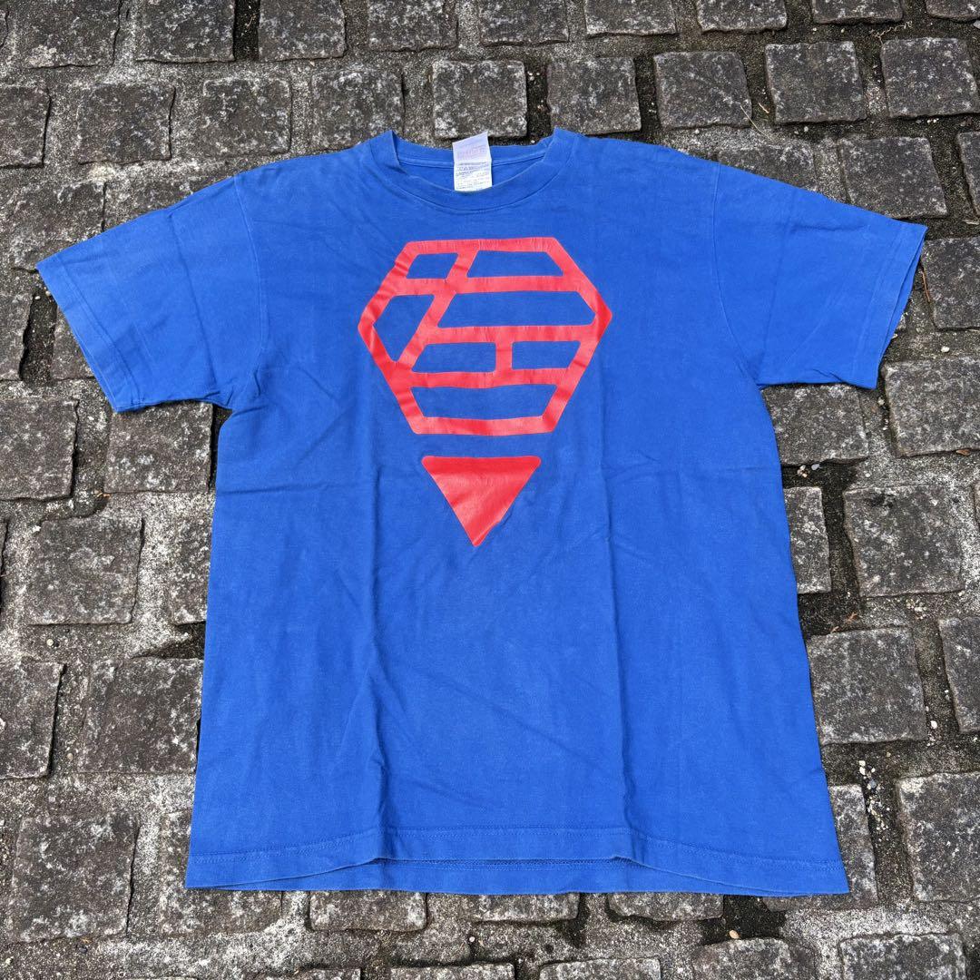 

[Б/У] Единственная в своем роде футболка с большим логотипом Super Salaryman Saenai-san