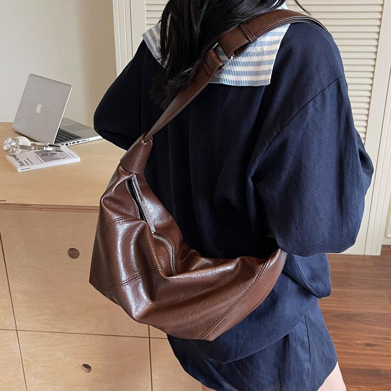 Large-capacity bag women's new simple and versatile shoulder messenger bag niche design commuter dumpling bag