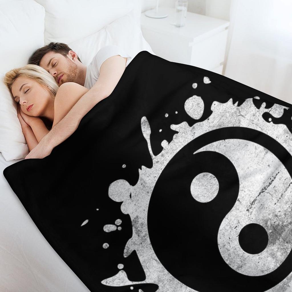 Distressed Yin Yang Feng Shui Ying Yang Taoism Zen Buddhism T-Shirt Throw Blanket Summer Beautifuls Blankets