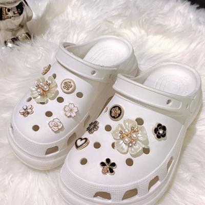 Ciondolo per scarpe Perni fai-da-te Decorazione con catena di perle di diamanti Fibbia per ciondoli per scarpe con buco Set Accessori Regalo per bambini e ragazze