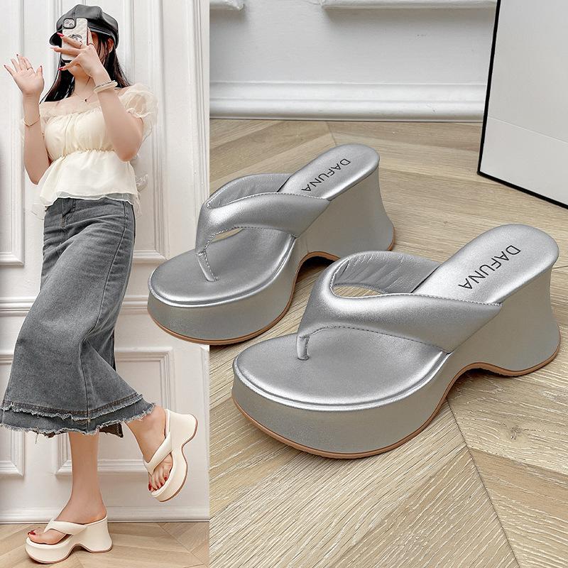 

Шлепанцы на танкетке женские новые летние на толстой подошве на высоком каблуке для улицы щиплют ноги для увеличения роста маффин крутые шлепанцы тренд 40 серебряный